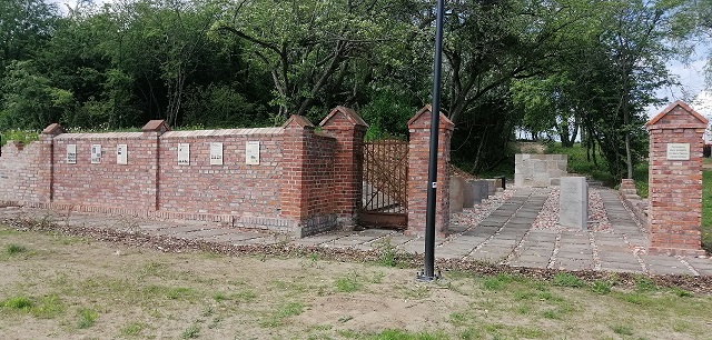 Zdjęcie przedstawia Cmentarz Żydowski w Ryczywole 