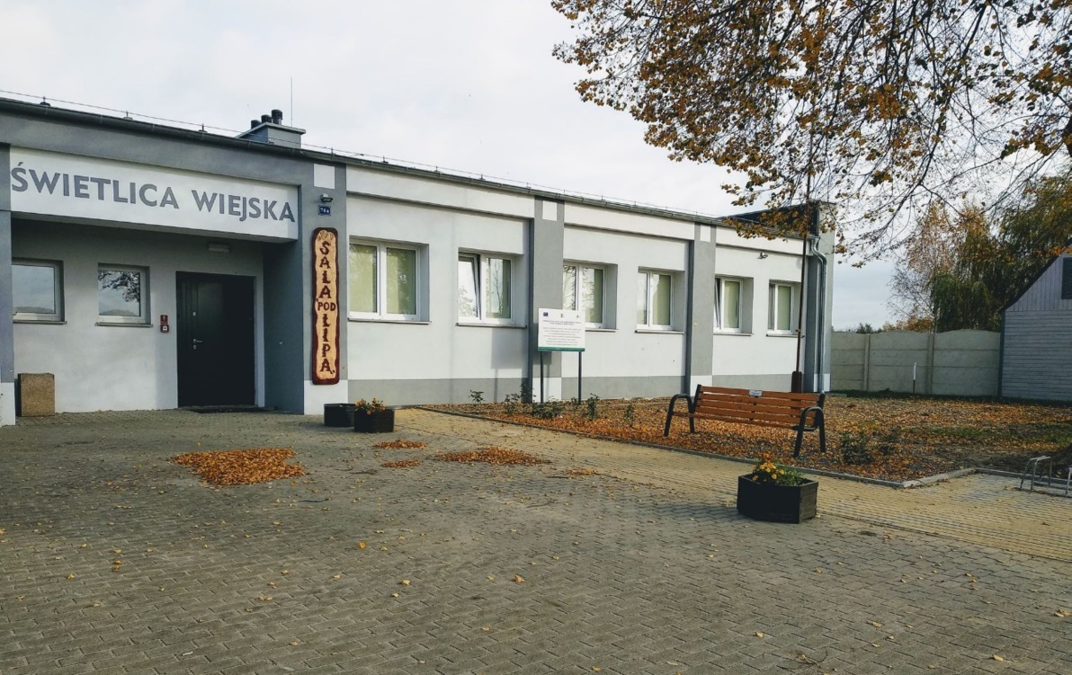 Na zdjęciu znajduje Sala Pod Lipą. Budynek świetlicy wiejskiej w Lipie.