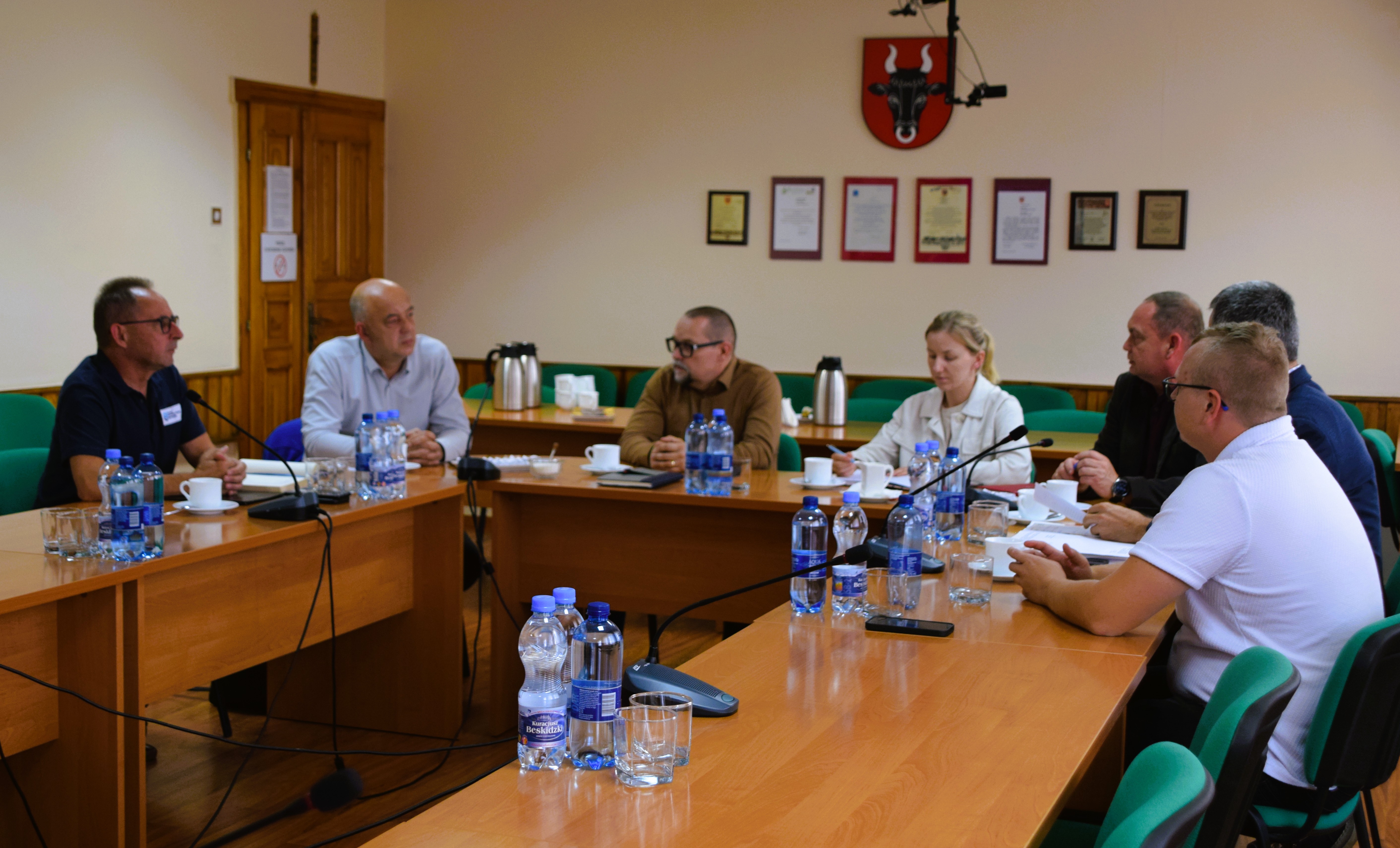 Na zdjęciu od lewej: Kierownik Nadzoru Wodnego w&nbsp;Obornikach Marek Szuta, Dyrektor Zarządu Zlewni W&oacute;d Polskich w&nbsp;Poznaniu Artur Grześkowiak, Prezes Przedsiębiorstwa Komunalnego w&nbsp;Ryczywole Cezary Świst, pracownicy Urzędu Gminy odpowiedzialni za obronę cywilną i&nbsp;zarządzanie kryzysowe &ndash; Magdalena Witzberg oraz&nbsp;Krzysztof Ryżek, W&oacute;jt Gminy Ryczyw&oacute;ł Roman Trzęsimiech, Przewodniczący Rady Gminy Ryczyw&oacute;ł Szymon Chmielewski.