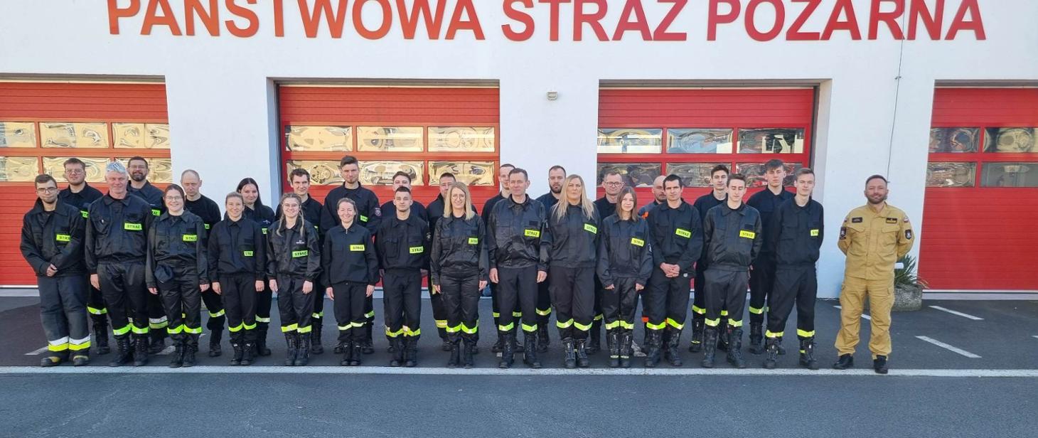 Zdjęcie przedstawia nowo przeszkolonych strażak&oacute;w raotwnik&oacute;w, Zdjęcie wykonał dh Leszek Olech.