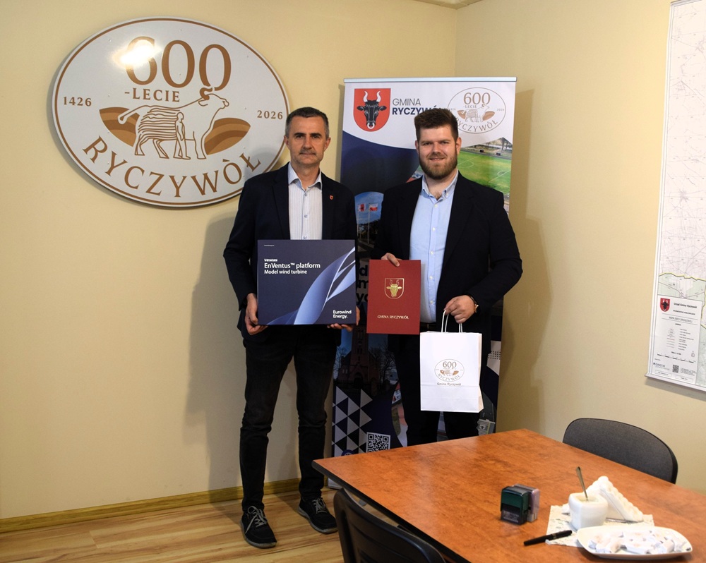 Zdjęcie przedstawia W&oacute;jta Gminy Ryczyw&oacute;ł oraz&nbsp;przedstawiciela firmy Eurowind Energy Sp. z&nbsp;o.o.  