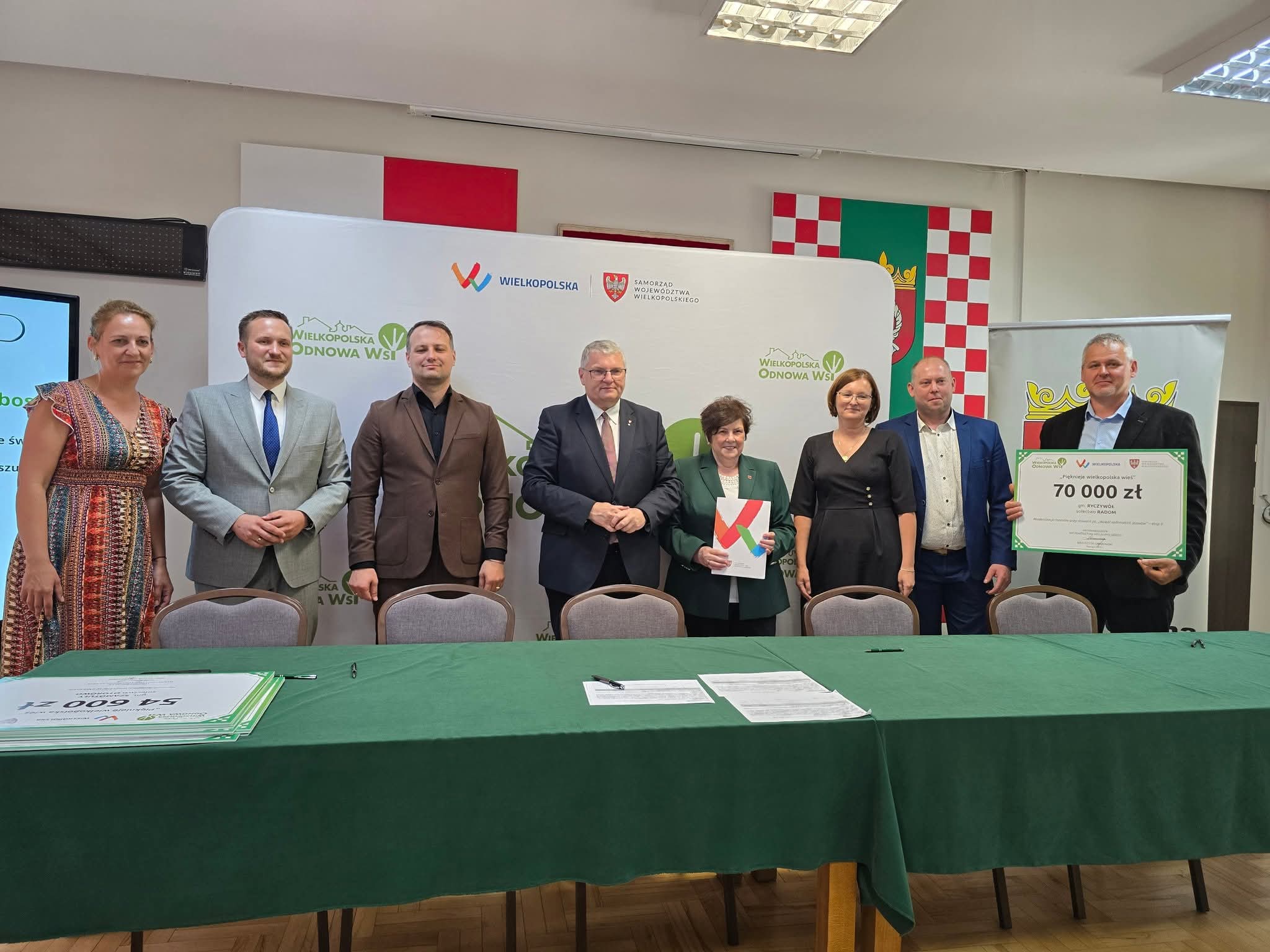 Zdjęcie przedstawia Radną Powiatu Obornickiego, Wicemarszałka Wojew&oacute;dztwa Wielkopolskiego, Zastępcę W&oacute;jta Gminy Ryczyw&oacute;ł, Skarbnika Gminy Ryczyw&oacute;ł, Przewodniczącego  Rady Powiatowej Wielkopolskiej Izby Rolniczej w&nbsp;Obornikach oraz&nbsp;Sołtysa Sołectwa Radom.