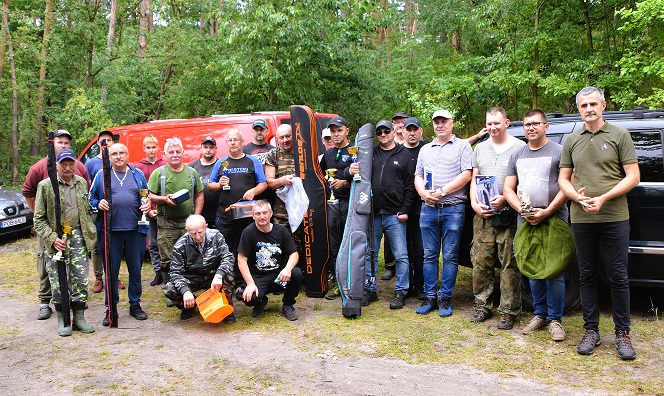 Uczestnicy zawod&oacute;w wędkarskich o&nbsp;Puchar W&oacute;jta Gminy Ryczyw&oacute;ł 