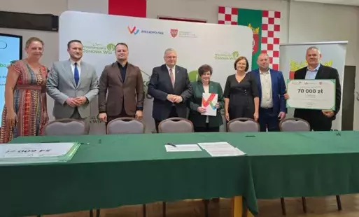 Zdjęcie przedstawia Radną Powiatu Obornickiego, Wicemarszałka Województwa Wielkopolskiego, Zastępcę Wójta Gminy Ryczywół, Skarbnika Gminy Ryczywół, Przewodniczącego  Rady Powiatowej Wielkopolskiej Izby Rolniczej w Obornikach oraz Sołtysa Sołectwa Radom. 