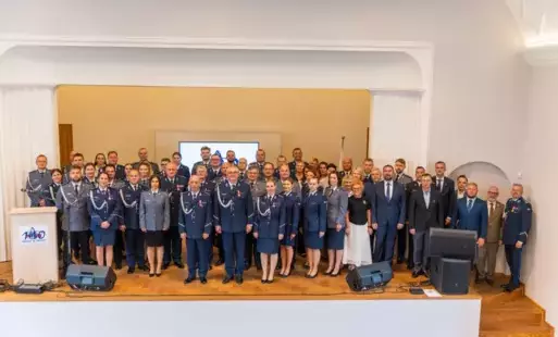 Zdjęcie przedstawia uczestników obchodów Dnia Policji oraz 100-lecie służby kobiet w Policji