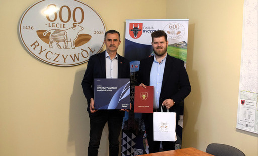 Zdjęcie przedstawia Wójta Gminy Ryczywół oraz przedstawiciela firmy Eurowind Energy Sp. z o.o. podczas podpisywania porozumienia o współpracy. 