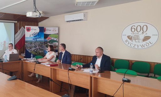 Zdjęcie przedstawia Pana Jakuba Nowaka Kierownik Zakładu w Międzygminnym Składowisku Odpadów Komunalnych (MSOK Sp. z o.o.) w Toniszewie i prokurent samoistny, który przedstawił w imieniu Prezesa MSOK Sp. z o.o. sprawozdanie z działalności spółki za 2025 r