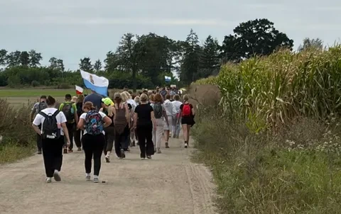 Zdjęcie do Ponad 100 os&oacute;b wyruszyło z Ryczywołu w pieszej pielgrzymce do Lubasza