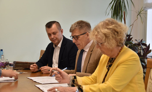 Zdjęcie do Przebudowa drogi powiatowej w Tłukawach &ndash; podpisano umowę na realizację prac