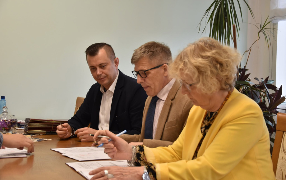 Podpisano umowę na przebudowę drogi powiatowej w Tłukawach